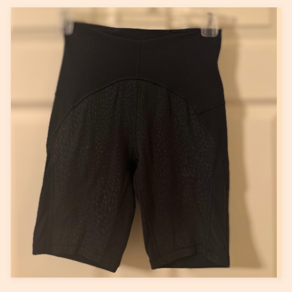 Lululemon womens unlimit high rise 8” shorts mesh black nulu size 4. Like new